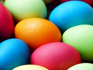10 easy steps to decorate your own Easter eggs